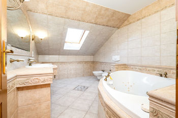 koupelna v podkroví - Prodej domu 211 m², Kaplice