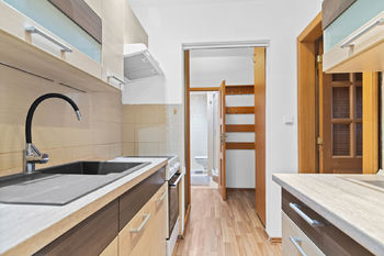 Kuchyně a pohled přes vstupní chodbu do koupelny - Prodej bytu 2+1 v družstevním vlastnictví 44 m², Ústí nad Labem