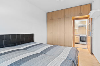 Ložnice s pohledem do kuchyně - Prodej bytu 2+1 v družstevním vlastnictví 44 m², Ústí nad Labem