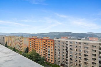 Výhled z obyvacího pokoje do okolí - Prodej bytu 2+1 v družstevním vlastnictví 44 m², Ústí nad Labem