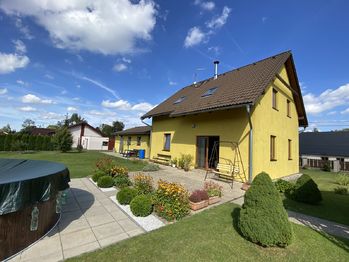 foto 5 - pohled na dům a terasu - Prodej domu 169 m², Liberec