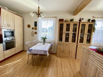 foto 19 - jídelna s kuchyňským koutem - Prodej domu 169 m², Liberec