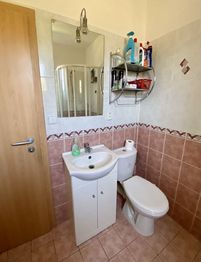 foto 26 - koupelna s WC v přízemí - Prodej domu 169 m², Liberec