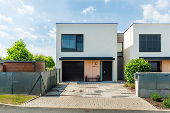 Pohled na Dům  - Prodej domu 141 m², Praha 8 - Březiněves