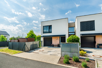 Pohled na dům z ulice - Prodej domu 141 m², Praha 8 - Březiněves