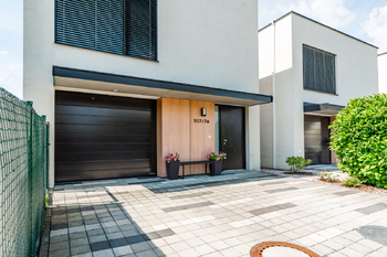 Pohled na dům z ulice - Prodej domu 141 m², Praha 8 - Březiněves