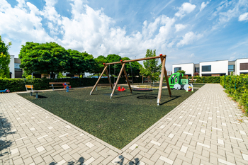 Park u domu s hřištěm - Prodej domu 141 m², Praha 8 - Březiněves