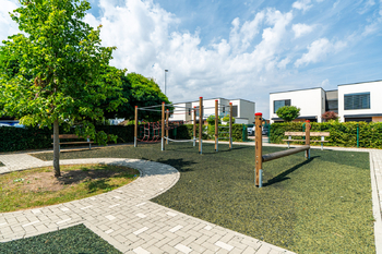 Park u domu s hřištěm - Prodej domu 141 m², Praha 8 - Březiněves