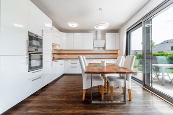 Obývací pokoj s kuchyní  - Prodej domu 141 m², Praha 8 - Březiněves