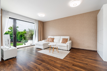 Obývací pokoj s kuchyní  - Prodej domu 141 m², Praha 8 - Březiněves
