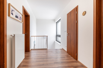 Hala 2NP s další šatnou - Prodej domu 141 m², Praha 8 - Březiněves