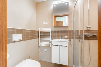 Koupelna 1NP - Prodej domu 141 m², Praha 8 - Březiněves