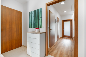 Zádveří s halou - Prodej domu 141 m², Praha 8 - Březiněves