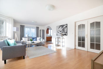 krásný obývací pokoj - Prodej domu 280 m², Zdiby
