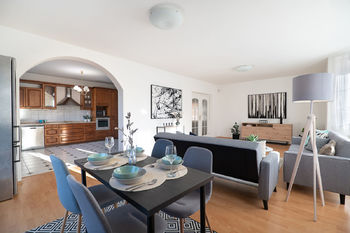 obývací pokoj je propojen s velkou kuchyní - Prodej domu 280 m², Zdiby