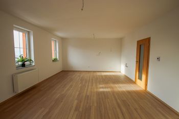 obývací pokoj s kuch.koutem 1.NP - Prodej domu 159 m², Rudolfov