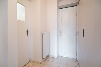 Chodba před koupelnou - Prodej domu 65 m², Klecany