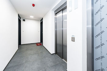 Prostor u výtahů - Prodej bytu 4+kk v osobním vlastnictví 114 m², Praha 9 - Vysočany