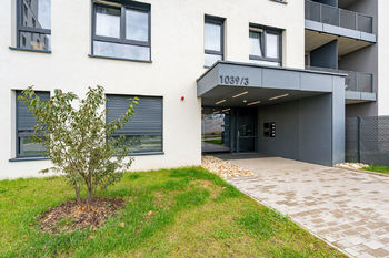 Vstup do domu - Prodej bytu 4+kk v osobním vlastnictví 114 m², Praha 9 - Vysočany