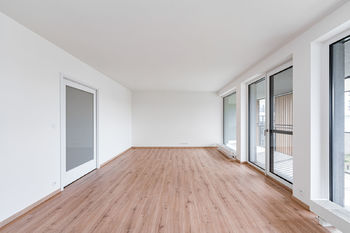 Obývací pokoj - Prodej bytu 4+kk v osobním vlastnictví 114 m², Praha 9 - Vysočany 
