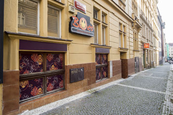 pohled na vchod s okny - Pronájem jiných prostor 235 m², Praha 10 - Vršovice