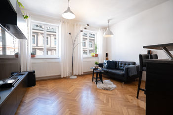 Obývací část - Prodej bytu 3+kk v družstevním vlastnictví 72 m², Praha 2 - Vinohrady