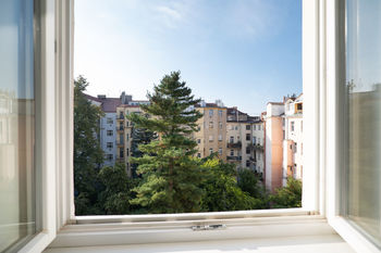 Výhled do vnitrobloku - Prodej bytu 3+kk v družstevním vlastnictví 72 m², Praha 2 - Vinohrady