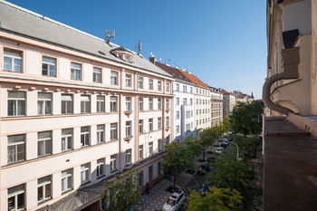 Výhled do ulice - Prodej bytu 3+kk v družstevním vlastnictví 72 m², Praha 2 - Vinohrady