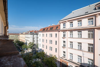 Výhled do ulice 2 - Prodej bytu 3+kk v družstevním vlastnictví 72 m², Praha 2 - Vinohrady