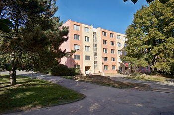 Čelní pohled na dům - Prodej bytu 1+1 v osobním vlastnictví 43 m², Brno 