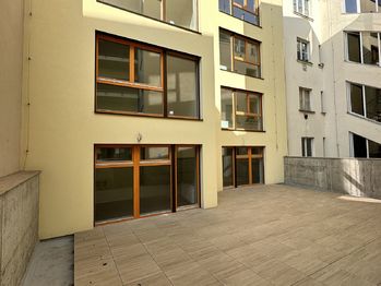 Terasa do vnitrobloku - Prodej bytu 3+kk v osobním vlastnictví 79 m², Praha 5 - Smíchov