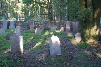 Židovský hřbitov v Oseku (foto Feťour, Wikimedia Commons) - Prodej chaty / chalupy 85 m², Osek