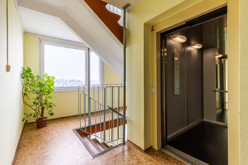 modernizovaný výtah - Prodej bytu 2+kk v družstevním vlastnictví 43 m², Praha 5 - Stodůlky