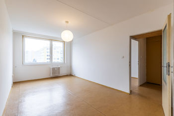 obývací pokoj - pohled z kuchyně - Prodej bytu 2+kk v družstevním vlastnictví 43 m², Praha 5 - Stodůlky 