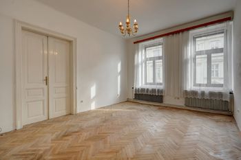 obývací pokoj výhled na ulici - Prodej bytu 3+1 v osobním vlastnictví 104 m², Brno
