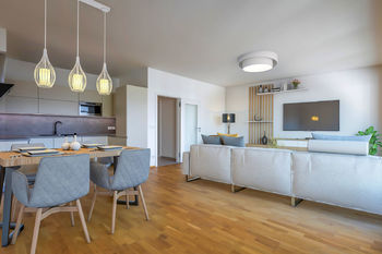 Obývací pokoj s kuchyňským koutem (vizualizace) - Prodej bytu 3+kk v osobním vlastnictví 91 m², Praha 8 - Karlín