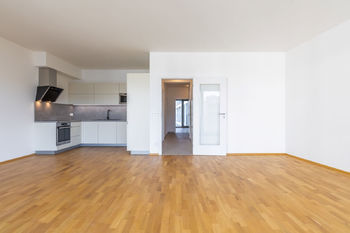  Obývací pokoj s kuchyňským koutem - Prodej bytu 3+kk v osobním vlastnictví 91 m², Praha 8 - Karlín