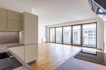  Obývací pokoj s kuchyňským koutem - Prodej bytu 3+kk v osobním vlastnictví 91 m², Praha 8 - Karlín
