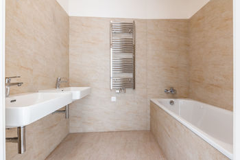 Koupelna - Prodej bytu 3+kk v osobním vlastnictví 91 m², Praha 8 - Karlín