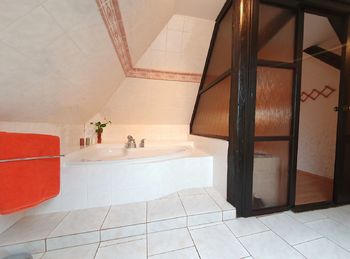 koupelna 4.NP - Prodej bytu 4+1 v osobním vlastnictví 219 m², Liberec