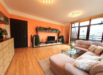obývací pokoj - Prodej bytu 4+1 v osobním vlastnictví 219 m², Liberec