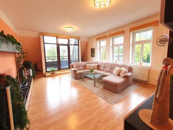 obývací pokoj - Prodej bytu 4+1 v osobním vlastnictví 219 m², Liberec