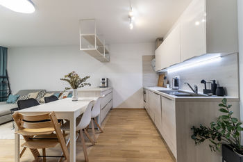Obývací pokoj s kuchyňským koutem - Prodej bytu 3+kk v osobním vlastnictví, Praha 8 - Libeň