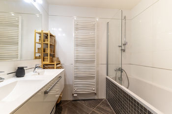 Koupelna - Prodej bytu 3+kk v osobním vlastnictví, Praha 8 - Libeň