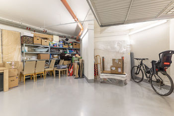 Obrovské skladovací prostory v uzamykatelné garáži - Prodej bytu 3+kk v osobním vlastnictví, Praha 8 - Libeň