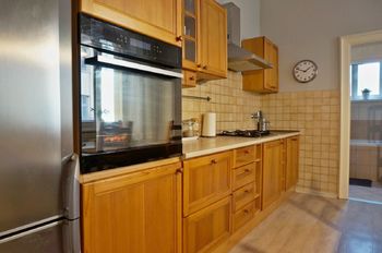 Kuchyně 13 m2 s kuchyňskou linkou a jídelním koutem - Pronájem bytu 2+1 v družstevním vlastnictví 82 m², Brno