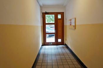 Vstup do domu - Pronájem bytu 2+1 v družstevním vlastnictví 82 m², Brno