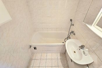 koupelna s vanou - Prodej bytu 3+kk v družstevním vlastnictví 74 m², Praha 4 - Chodov