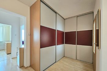chodba s vestavěnou skříní - Prodej bytu 3+kk v družstevním vlastnictví 74 m², Praha 4 - Chodov