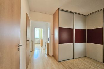 chodba s vestavěnou skříní - Prodej bytu 3+kk v družstevním vlastnictví 74 m², Praha 4 - Chodov